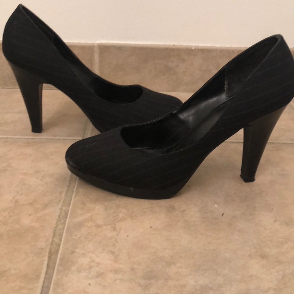 Black pinstriped pump